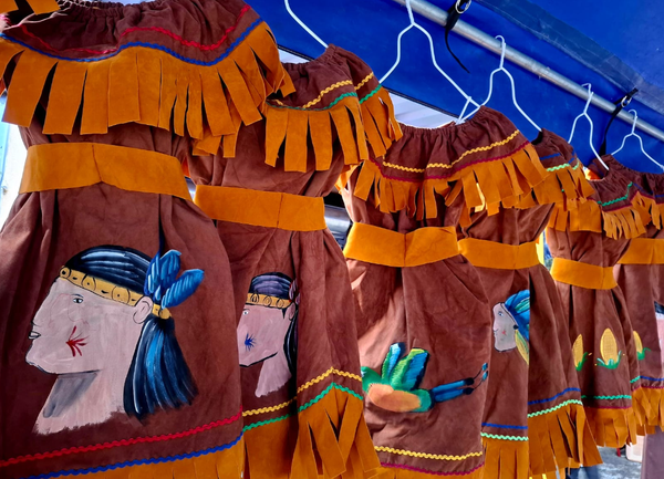 Comerciantes del mercado Roberto Huembes ofrecen trajes infantiles para el Día de la Resistencia Indígena, Negra y Popular