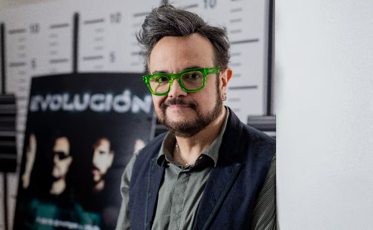 Aleks Syntek pospone su gira por Europa por recomendación médica; receta revela posible trastorno psicótico
