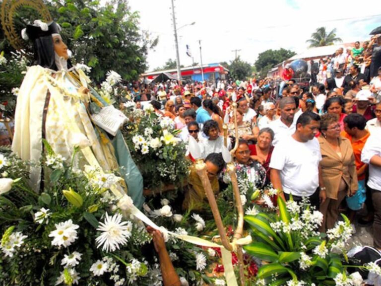 Familias celebran con Fe a Santa Teresa de Jesús en Carazo