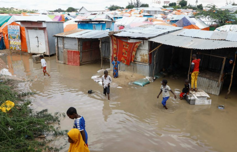 Las inundaciones amenazan con desplazar a más de 870.000 personas en Somalia