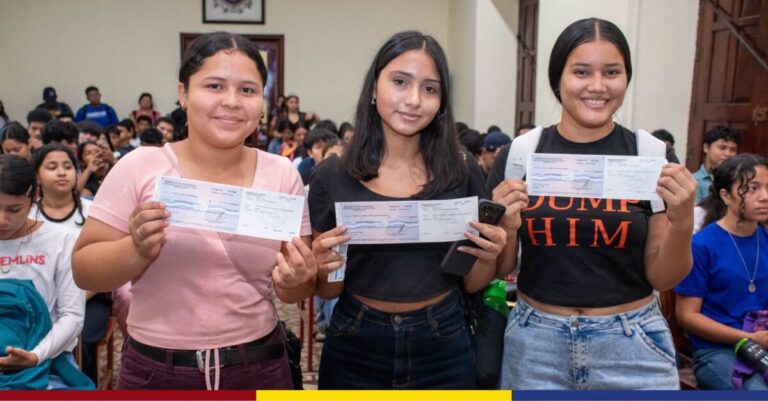 Entrega 29,000 becas a jóvenes para estudiar en Nicaragua