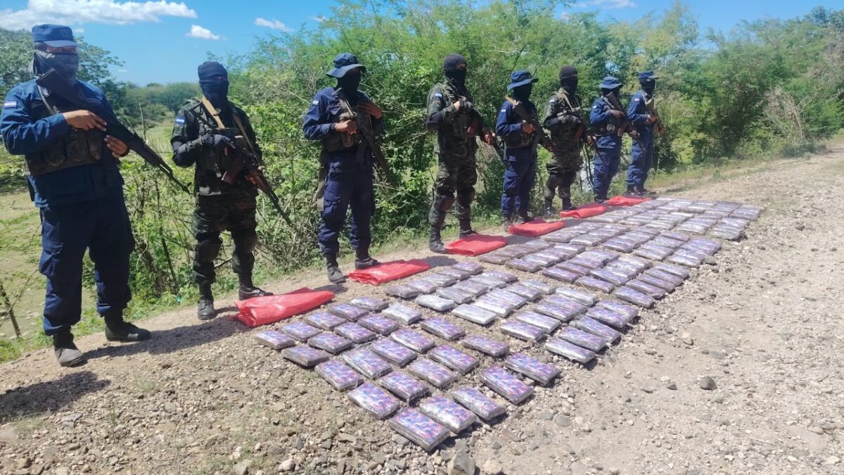 Ejército incauta 150 tacos de cocaína y detiene a mujer