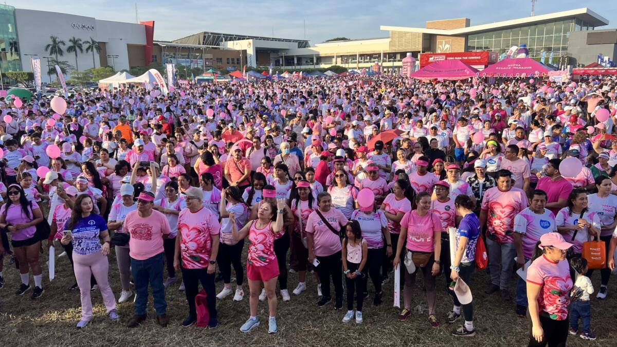Managua: más de 10 mil corren por ellas contra el cáncer de mama