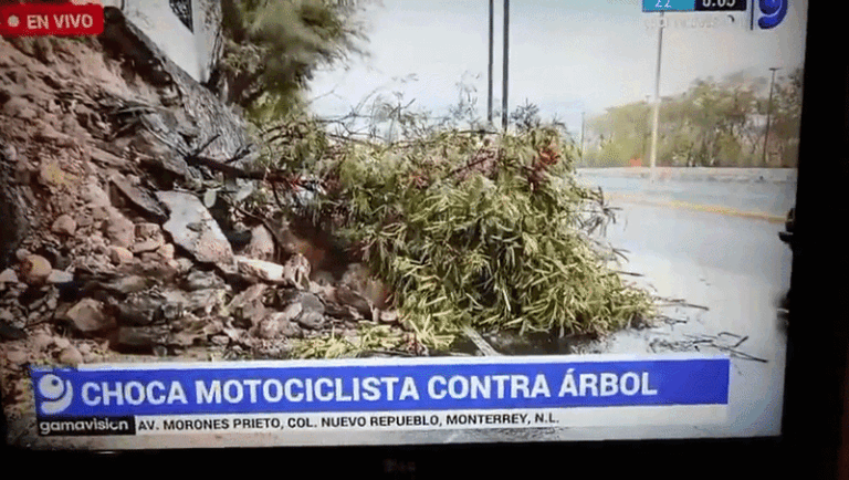 Camioneta atropella a reportera y camarógrafo durante transmisión en vivo en Monterrey