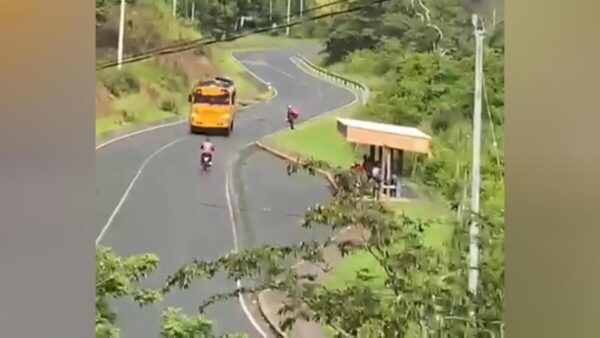 Motociclista entre la vida y la muerte al ser impactado por autobús en Nueva Segovia