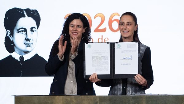Presidenta de México firma decreto para que candidatos presidenciales no tengan doble nacionalidad