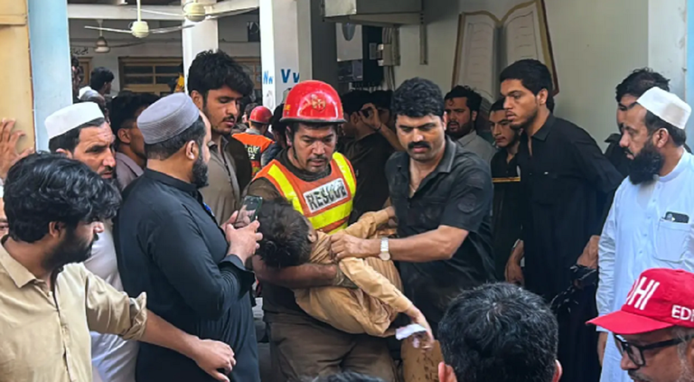Tragedia escolar: 27 niños y una profesora mueren tras colapso de techo en colegio de Pakistán