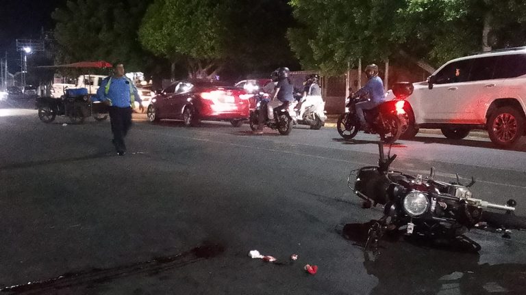Pasajera de moto perece en colisión contra una caponera en Managua