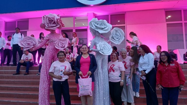 INISER ilumina de rosa 5 sucursales en apoyo a la lucha contra el cáncer de mama